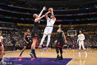 突出重围的 突出重围的